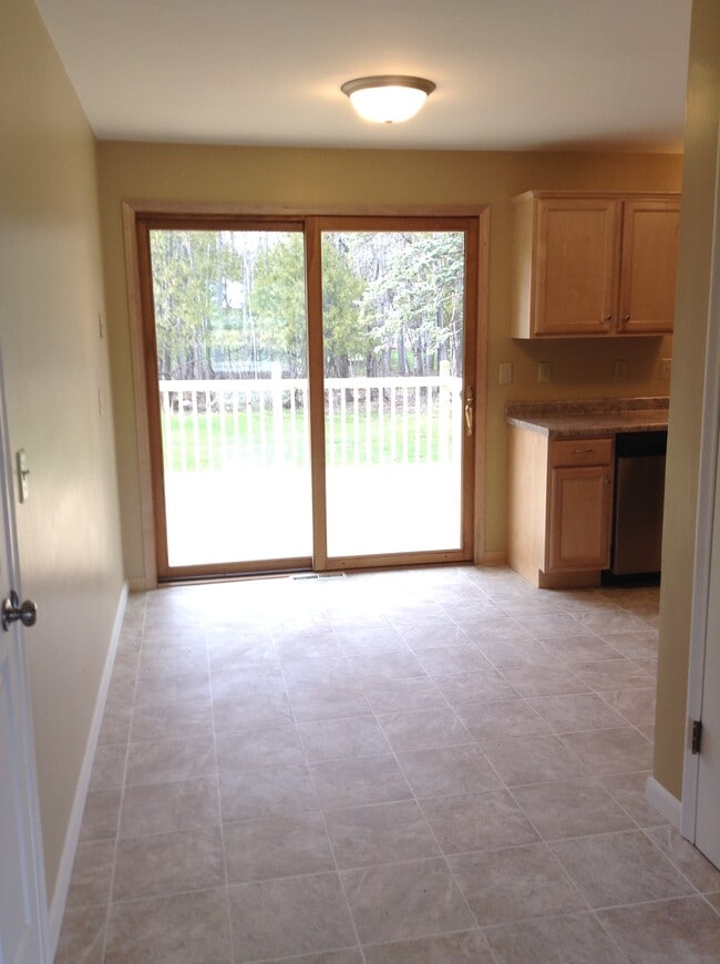 Building Photo - 1229 W Arrowhead Rd