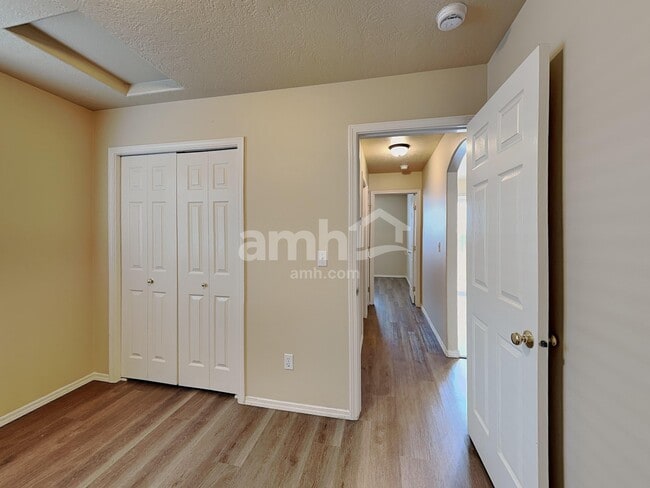 Building Photo - 684 E Full Moon St