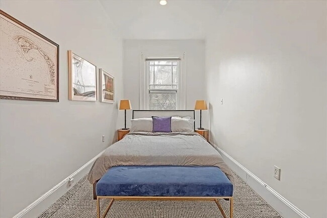 Building Photo - Comfortable and Spacious Rental Opportunity