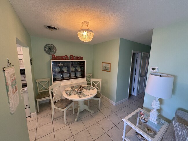 Building Photo - 1205 Tarpon Center Dr