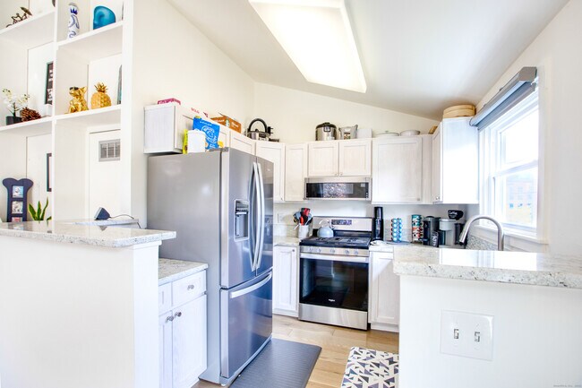 Building Photo - 32 Pine St