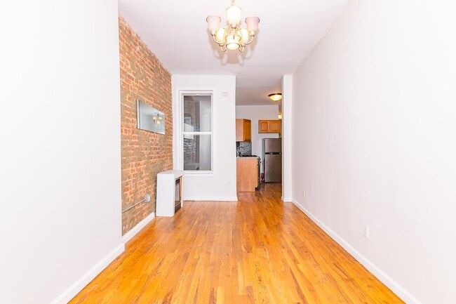 Primary Photo - 1327 Halsey St