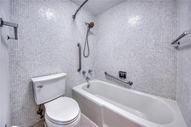 Building Photo - 320 Fort Duquesne Blvd