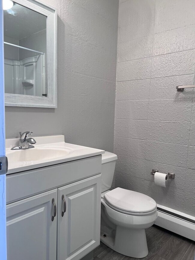 Building Photo - 2 bed/1.5 bath town home with covered parking