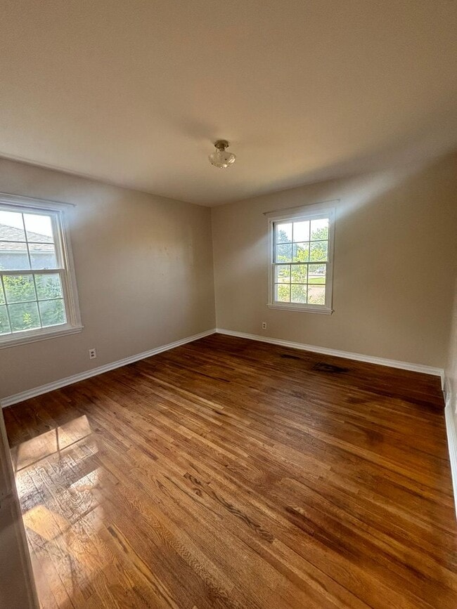 Building Photo - 2 BEDROOM | 1 BATH | WEST