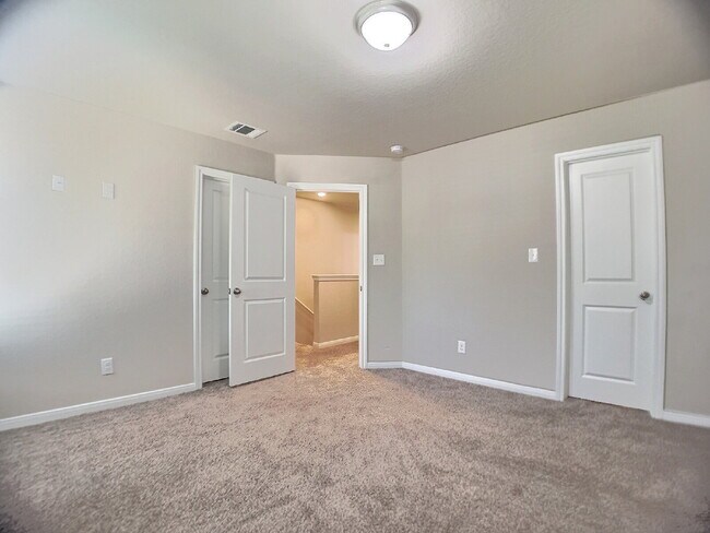 Building Photo - "Spacious 3-Bedroom Oasis with 2.5 Baths i...