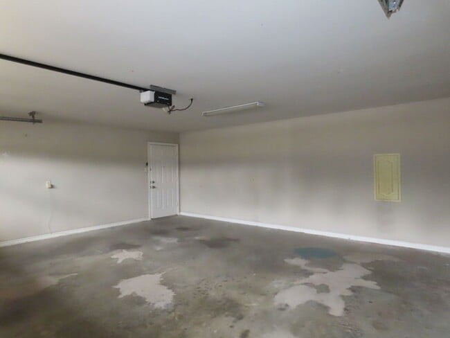 Building Photo - Stunning 3 Bedroom, 2 Story w/Bonus Room in South Tyler!