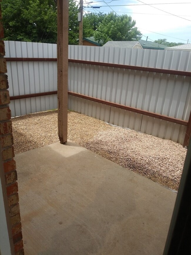 Building Photo - Spacious 2 Bedroom 1 bath with washer & dryer.