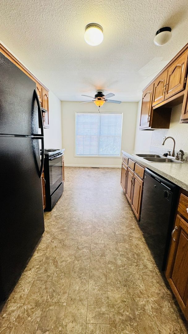 Building Photo - 3 bedroom Duplex with unique floor plan for rent in the Northland