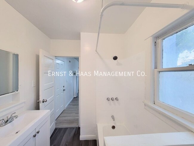 Building Photo - 519 W 8th St