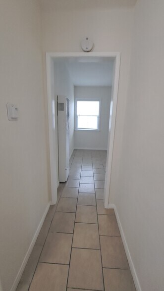 Building Photo - 115 E Tamarack Ave