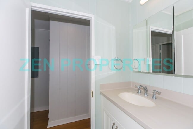 Building Photo - 3167 Charles St