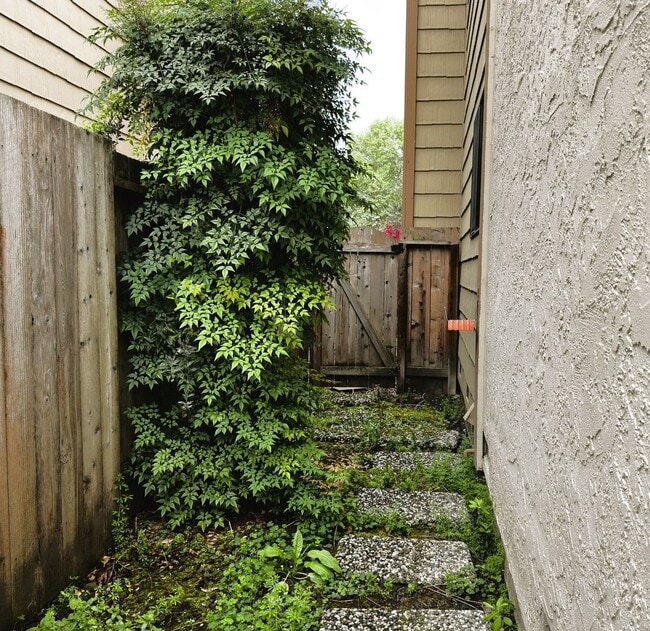 Building Photo - 180 Park Place Dr