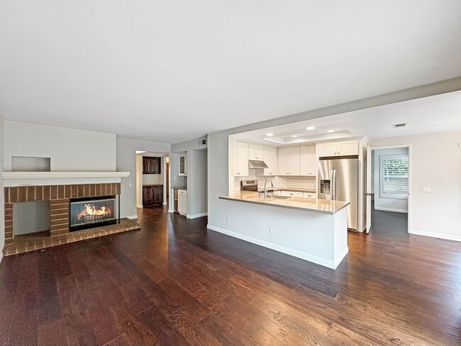 Building Photo - Beautiful 4B/3BA House w/ 2 Car Attached G...