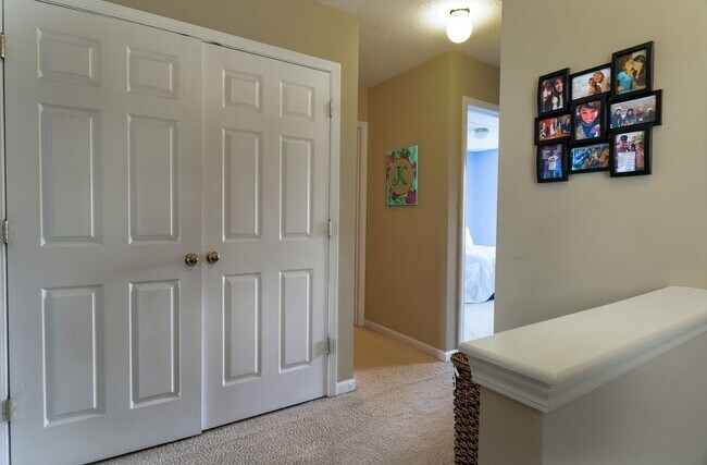 Building Photo - Spacious, well-kept 3 bedroom N Raleigh townhome with fenced back area!