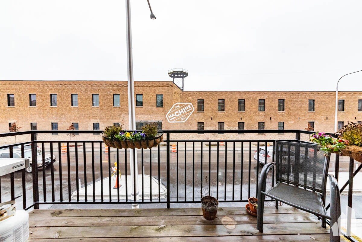 Building Photo - 2158 W Grand Ave