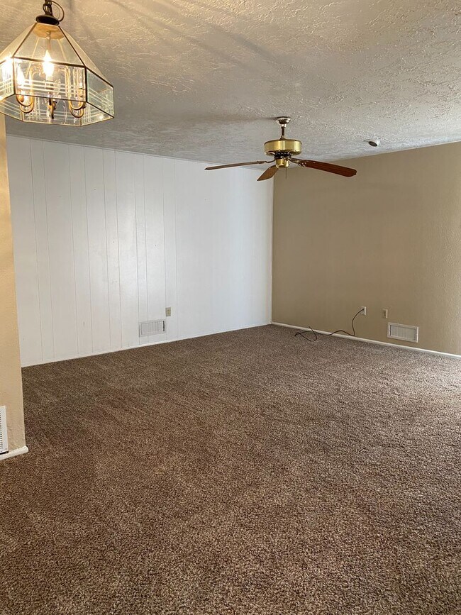 Building Photo - Mid-Century Modern Home close to Bonham Middle School