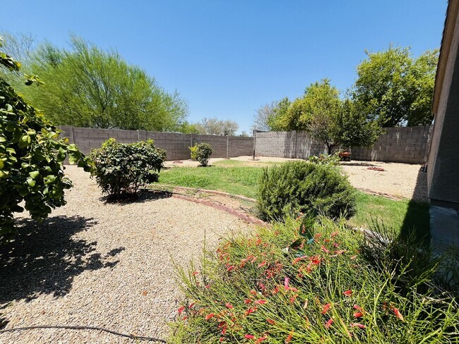 Building Photo - 3 Bedroom Home in North Phoenix