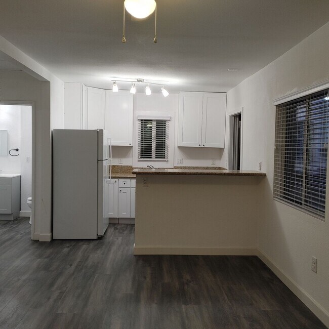 Building Photo - Wonderful 1 Bed 1 Bathroom Condo In Escondido - Call Today