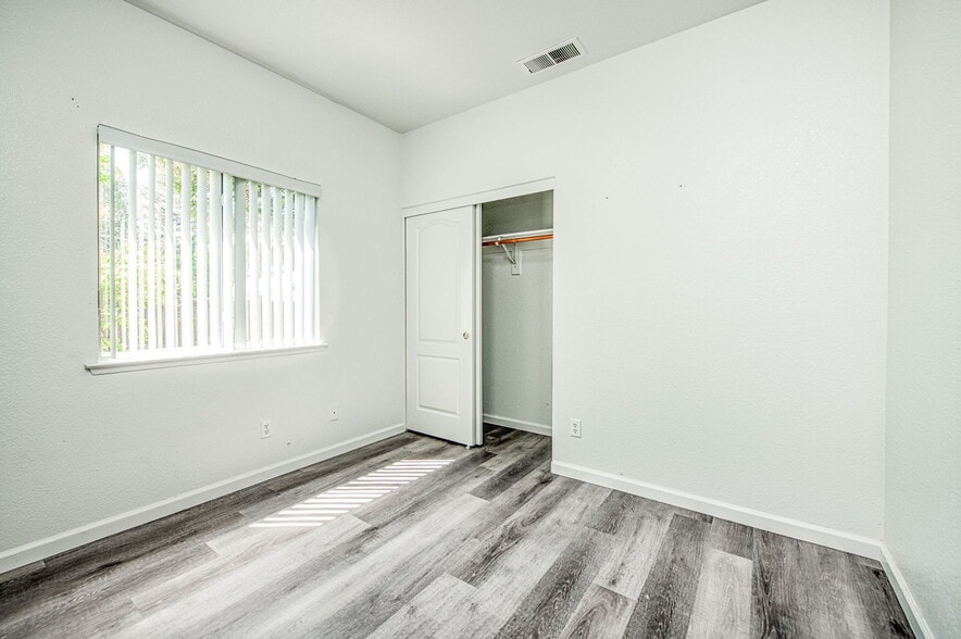 Building Photo - 1708 E Chelsea Dr