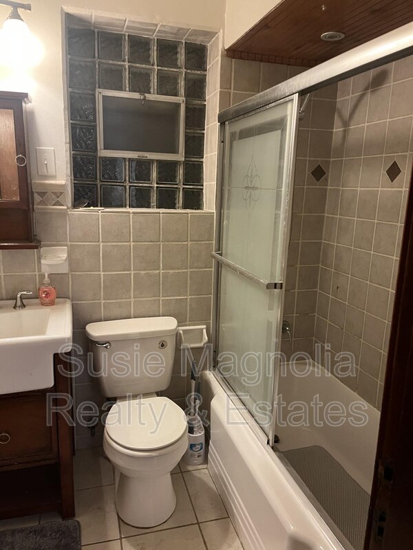 Building Photo - 736 Dover Pl