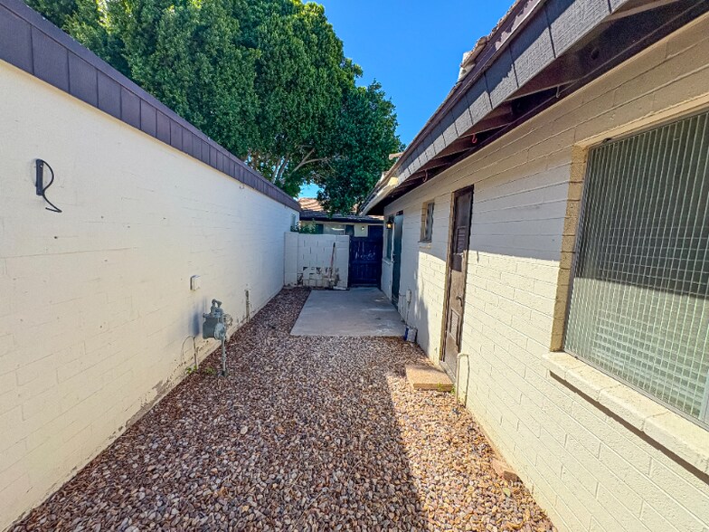 Building Photo - 5105 S La Rosa Dr