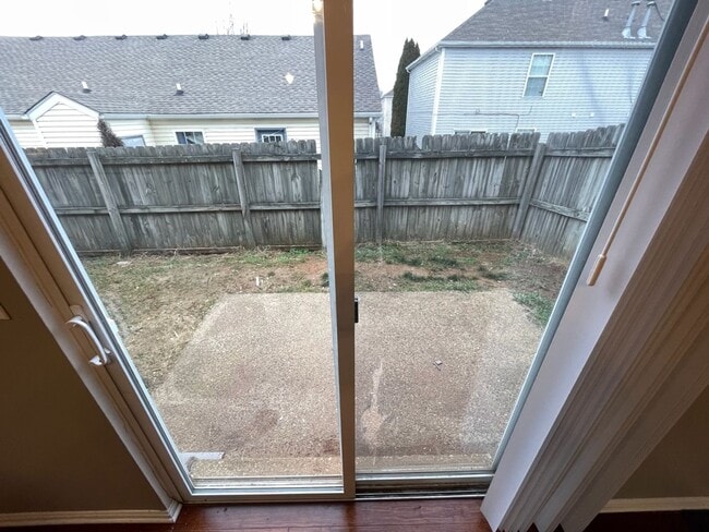 Building Photo - Updated East End Condo For Rent! So Nice