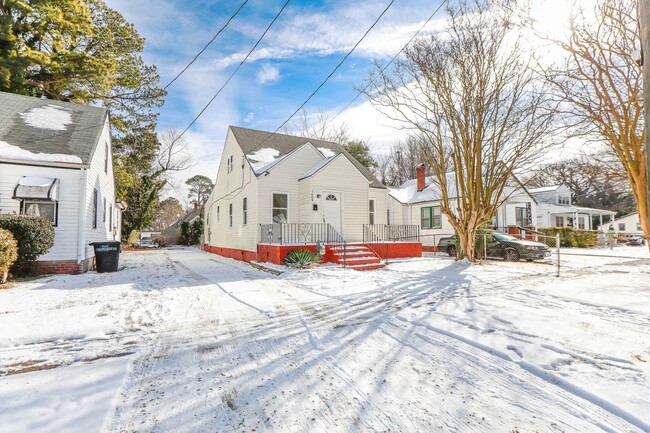 Building Photo - Beautiful Cape Code Style home