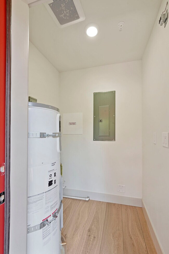 Building Photo - Beautifully Built 2/1 in North Oak Park Close to UC Davis + McGeorge Law School!