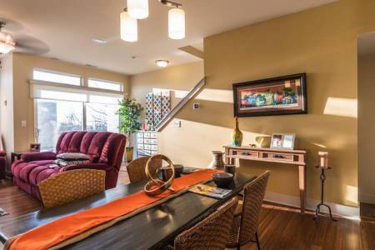 Building Photo - 1247 W 75th St