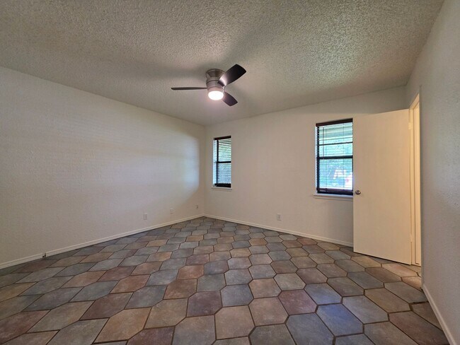 Building Photo - 3 bedroom home in Tecumseh!