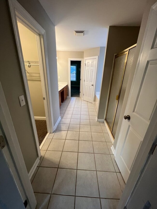 Building Photo - Beautiful 5 bedroom Executive Home In Wakefield