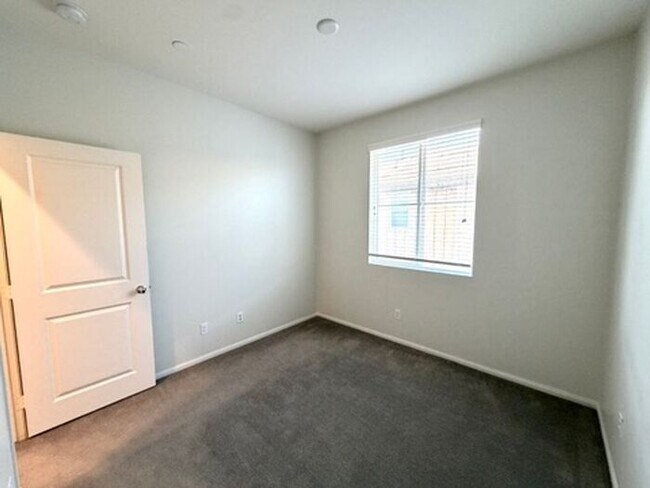 Building Photo - Luxury Townhome for Lease in Rancho Cucamonga