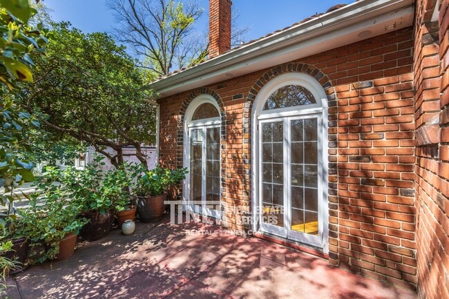 Building Photo - 842 42nd St