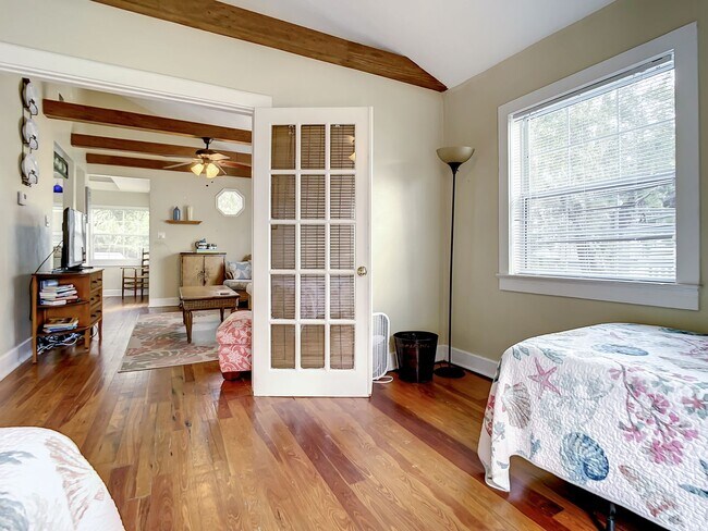 Building Photo - Charming Carriage House