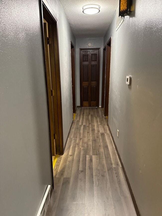 Building Photo - Spacious 3 BR/2 BA in nice north-side culdesac!