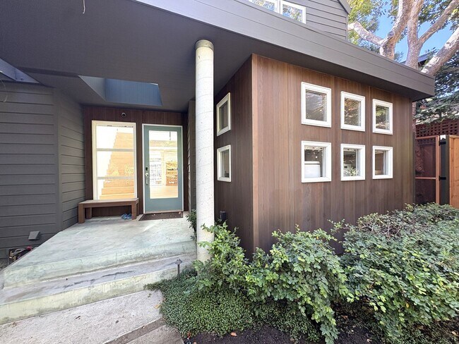Building Photo - Modern Home availalble for lease in Menlo ...