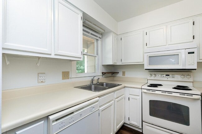 Building Photo - 5541 Kaplan Dr