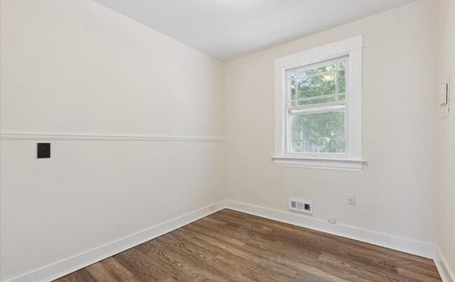 Building Photo - 506 W Oakland Ave