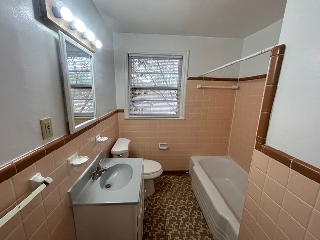 Building Photo - 4534 Oakwood Dr