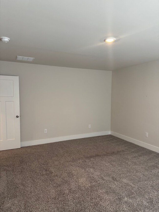 Building Photo - Great Price and location!