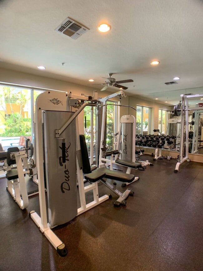 Building Photo - Available now 2/2 Condo Downtown Orlando - Free Water/Sewer/Trash! Pet Friendly!