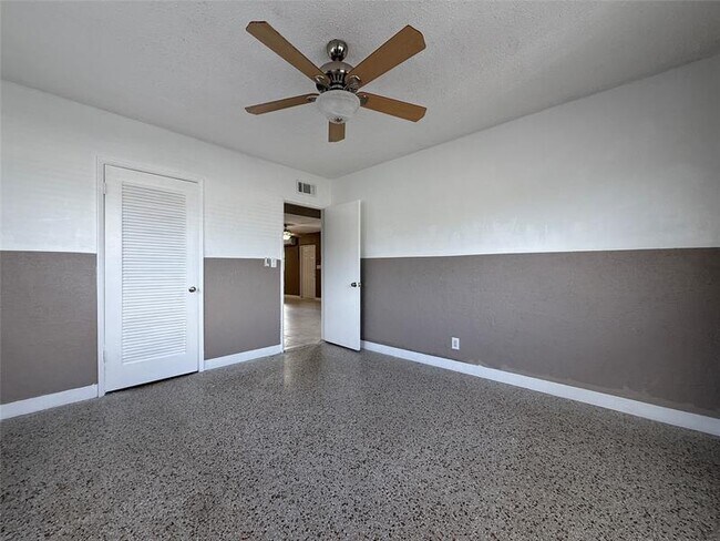 Building Photo - 530 NE 34th Ct