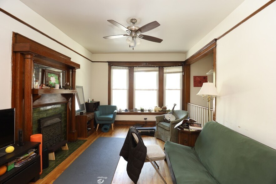 Building Photo - 2774 N Kenmore Ave