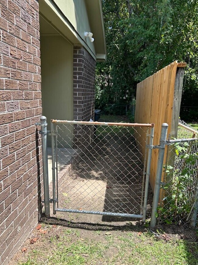 Building Photo - COZY UNIT IN A DUPLEX