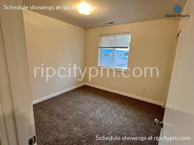 Building Photo - Free Rent! Remodeled 3-Bedroom, 2-Bath Top...