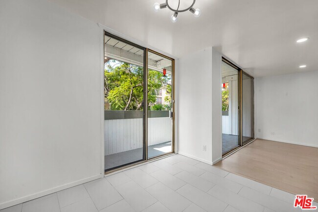 Building Photo - 406 N Oakhurst Dr