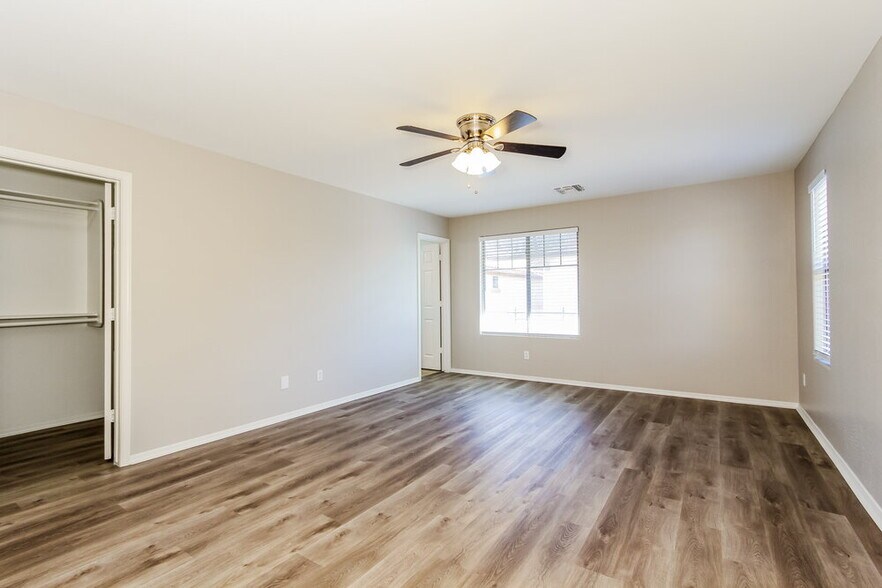 Building Photo - 2466 E Vermont Dr