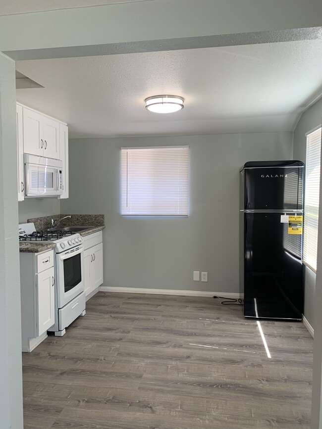 Building Photo - 1823 Stanley Ave