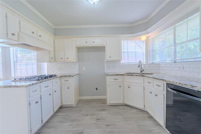 Building Photo - 16227 Southampton Dr